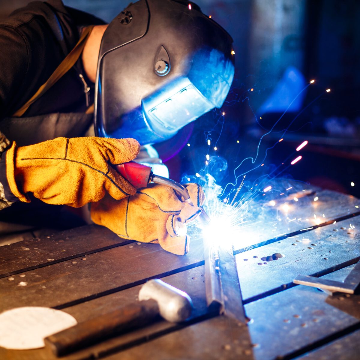 cutting-metal-with-plasma-equipment-plant-min